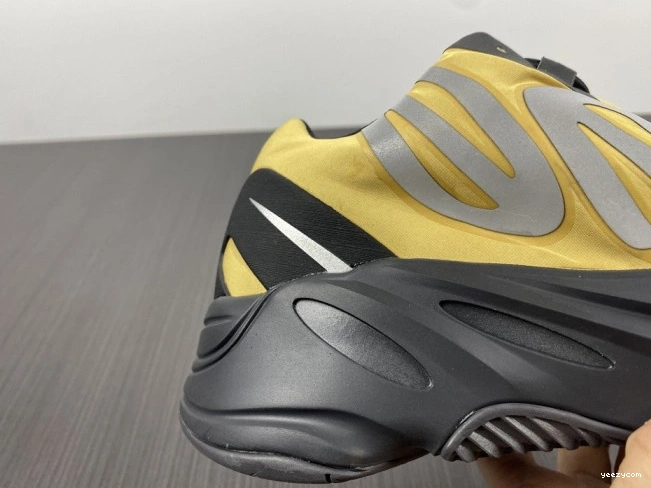 Boost Flux' MNVN GZ0717 'Honey 700 Yeezy 0917